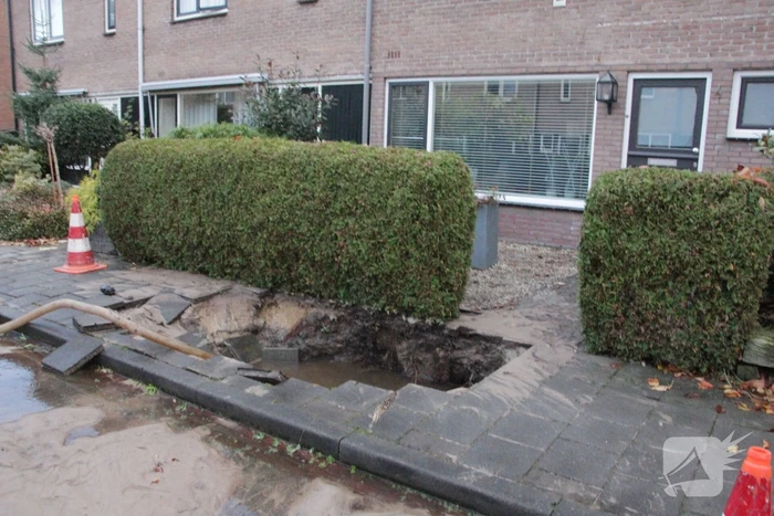 Vrouw valt in sinkhole door waterlekkage