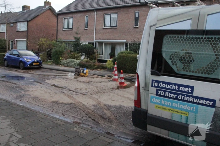 Vrouw valt in sinkhole door waterlekkage