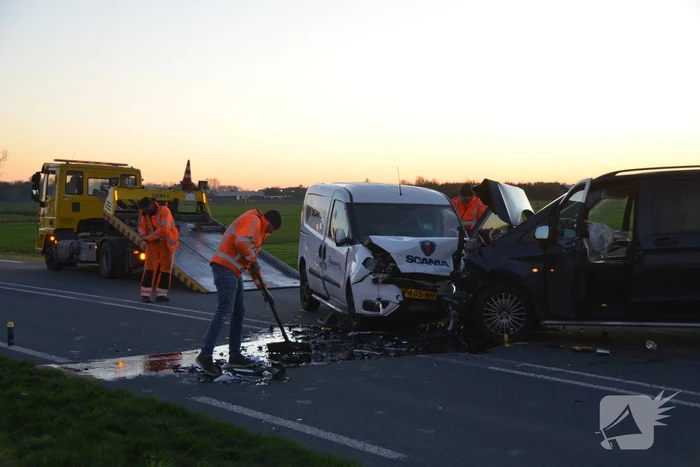 Drie gewonden bij frontale botsing
