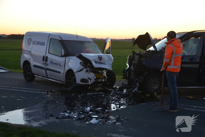 Drie gewonden bij frontale botsing
