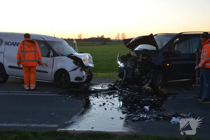 Drie gewonden bij frontale botsing