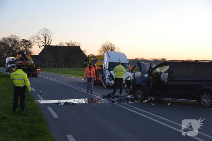 Drie gewonden bij frontale botsing