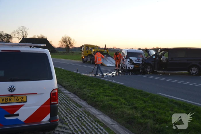 Drie gewonden bij frontale botsing