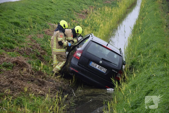 Dronken bestuurder belandt in sloot