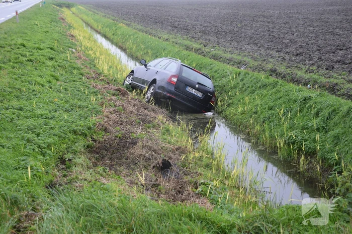 Dronken bestuurder belandt in sloot