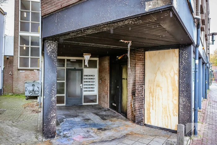 Dixie gaat in vlammen op onder overkapping en zorgt voor flinke schade