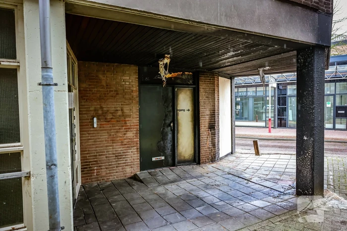 Dixie gaat in vlammen op onder overkapping en zorgt voor flinke schade