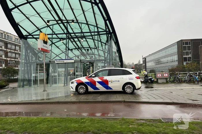 Man zwaargewond na val van trap metrostation