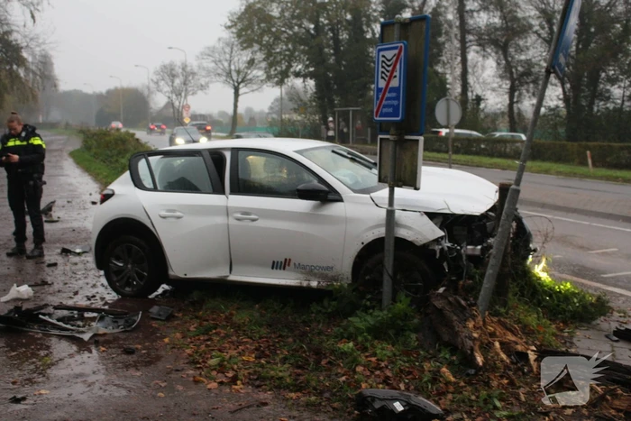 Auto klapt op paal