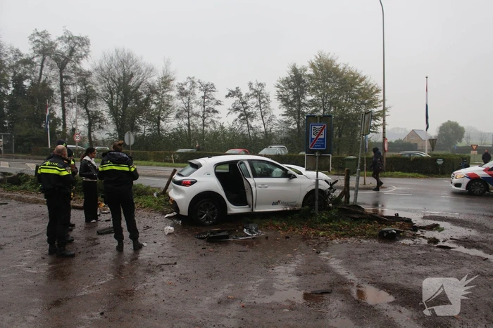 Auto klapt op paal