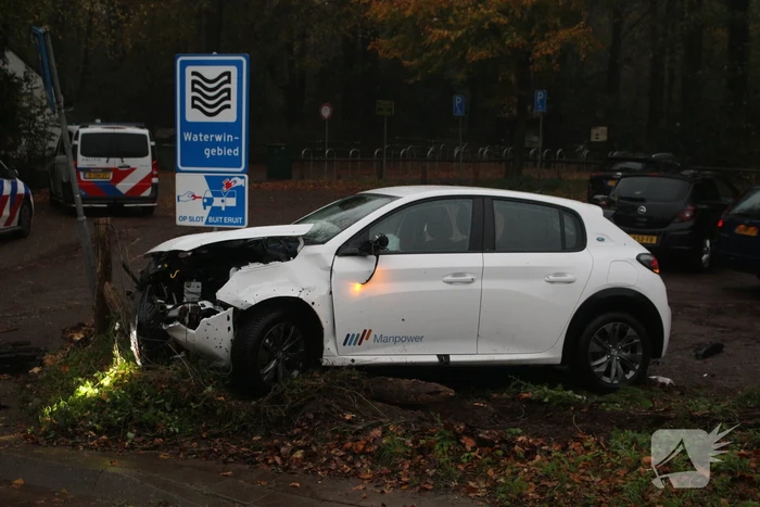 Auto klapt op paal