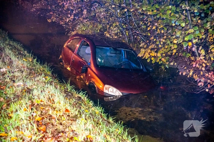 Auto raakt van de weg en belandt in sloot