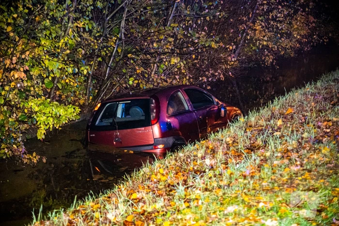 Auto raakt van de weg en belandt in sloot