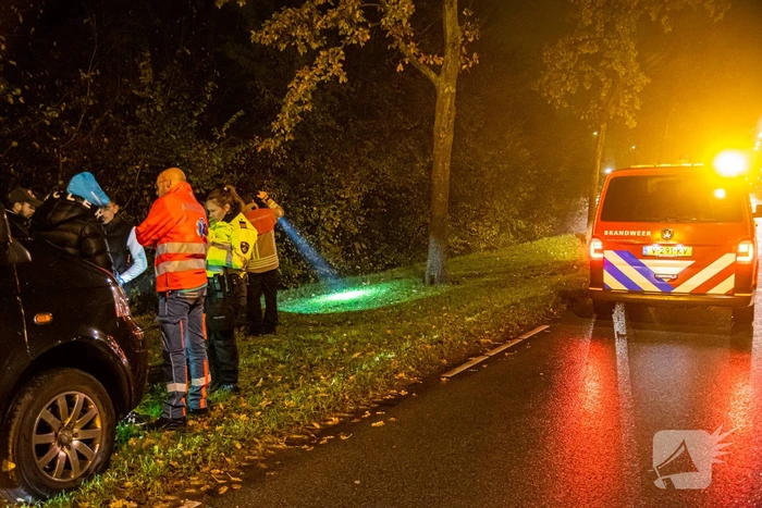 Auto raakt van de weg en belandt in sloot