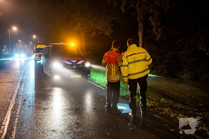 Auto raakt van de weg en belandt in sloot