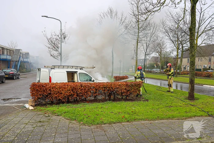 Brand in motorcompartiment van bestelbus