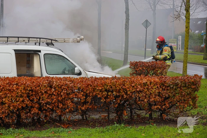 Brand in motorcompartiment van bestelbus