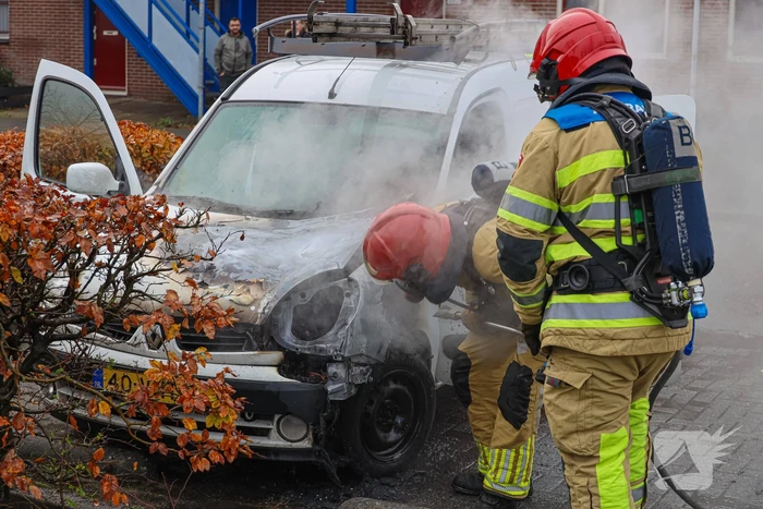 Brand in motorcompartiment van bestelbus