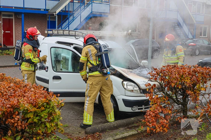 Brand in motorcompartiment van bestelbus