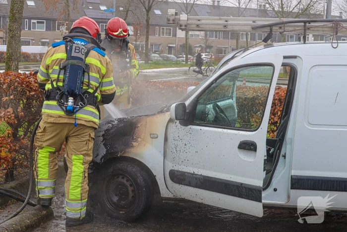 Brand in motorcompartiment van bestelbus