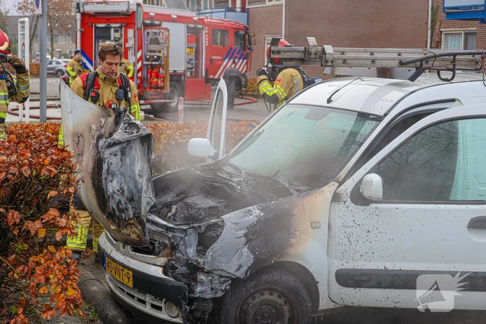 Brand in motorcompartiment van bestelbus