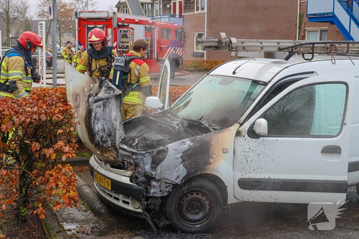Brand in motorcompartiment van bestelbus