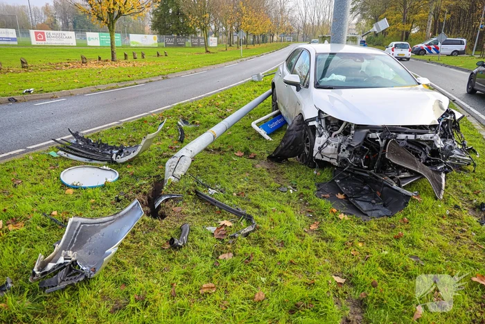 Automobilist rijdt lantaarnpaal uit de grond