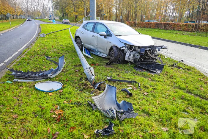 Automobilist rijdt lantaarnpaal uit de grond