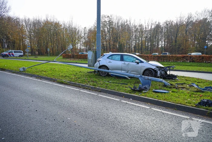 Automobilist rijdt lantaarnpaal uit de grond