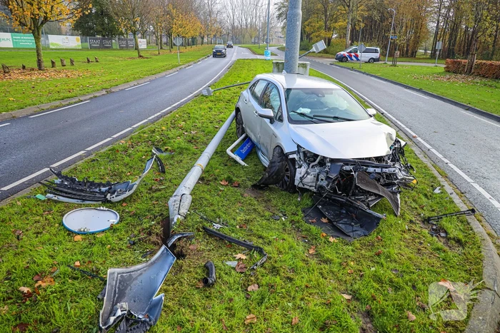Automobilist rijdt lantaarnpaal uit de grond
