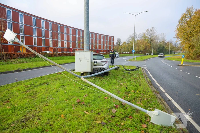 Automobilist rijdt lantaarnpaal uit de grond