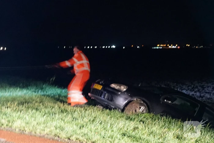 Auto te water in polder