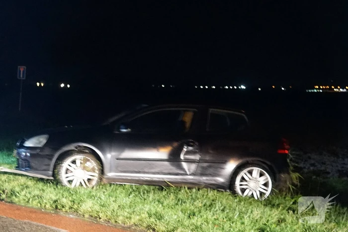 Auto te water in polder