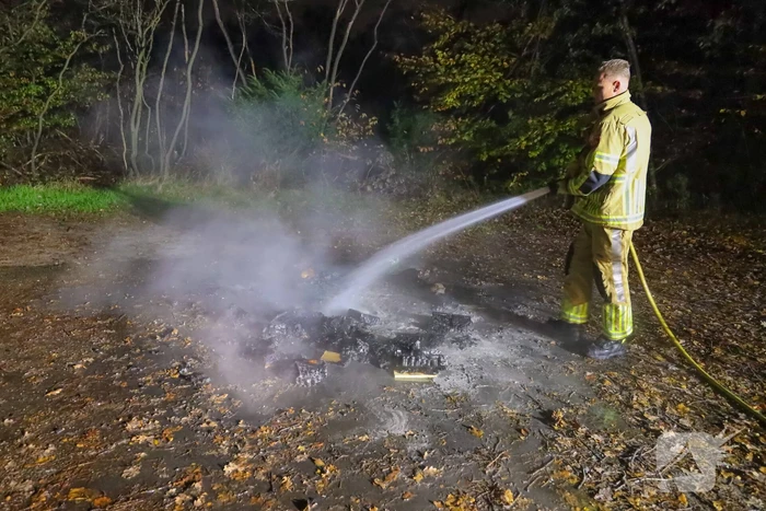 Brandweer blust kampvuur