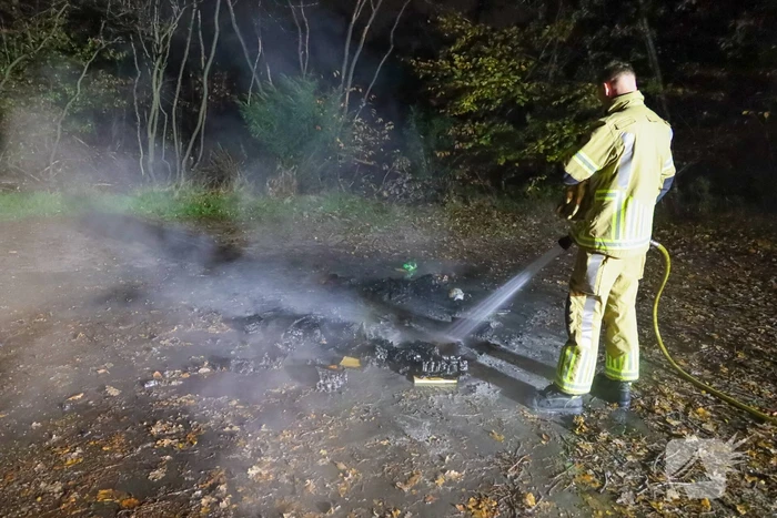 Brandweer blust kampvuur