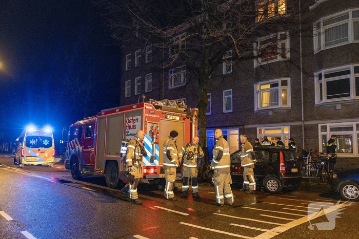 Stoel in woning vliegt in brand