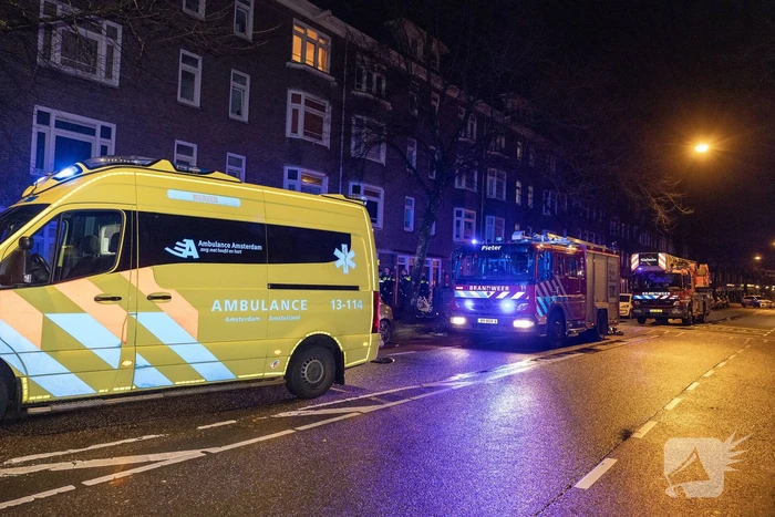 Stoel in woning vliegt in brand