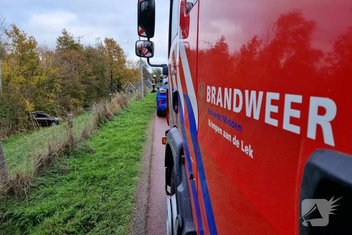 Auto rolt van de dijk af