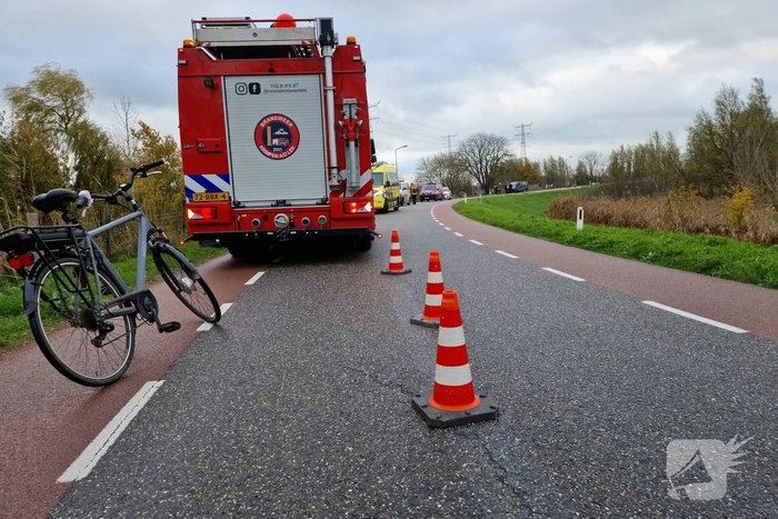 Auto rolt van de dijk af