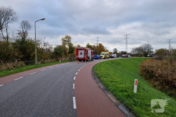 Auto rolt van de dijk af