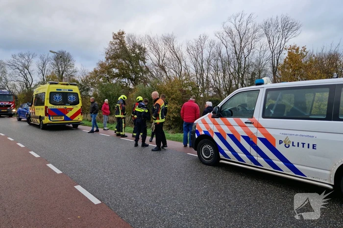 Auto rolt van de dijk af