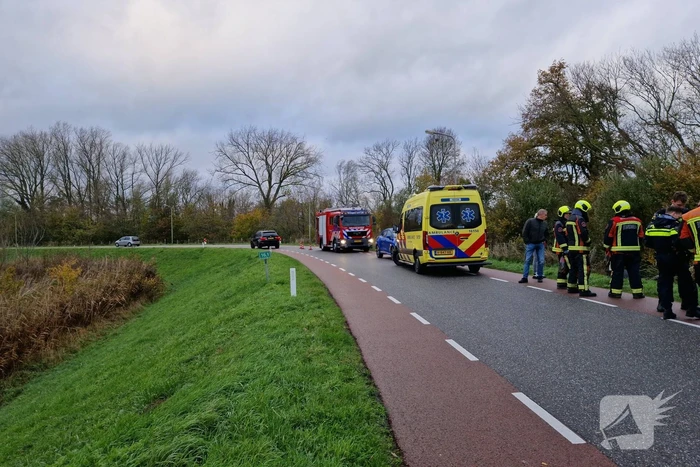 Auto rolt van de dijk af