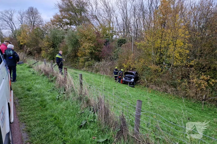 Auto rolt van de dijk af