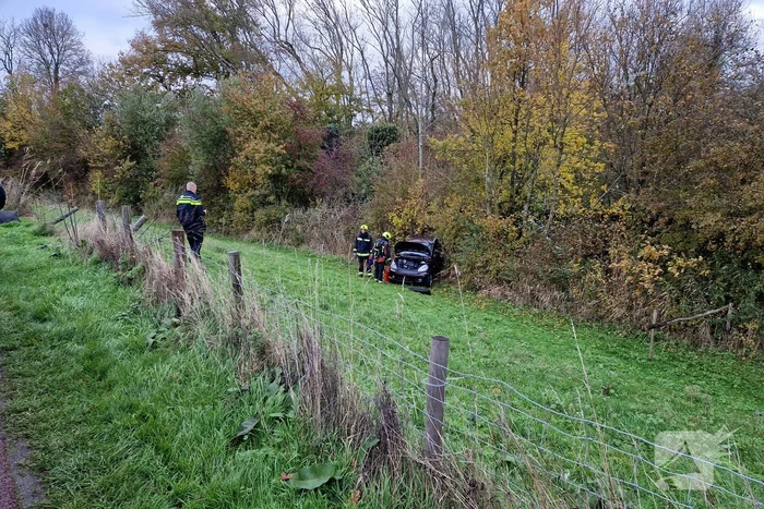 Auto rolt van de dijk af