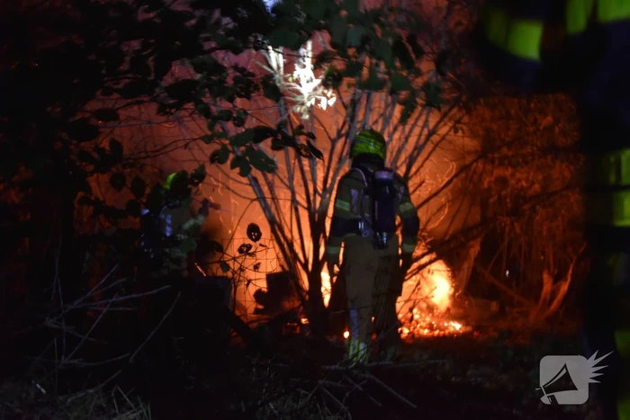 Brandend afval in weiland