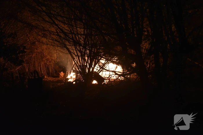 Brandend afval in weiland
