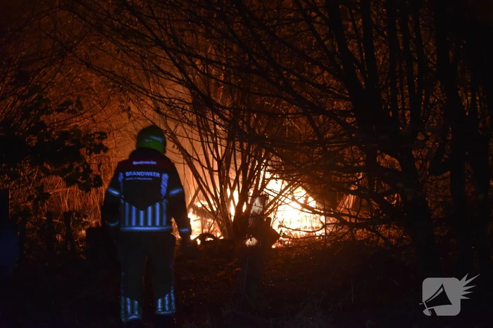 Brandend afval in weiland
