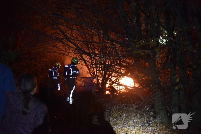 Brandend afval in weiland