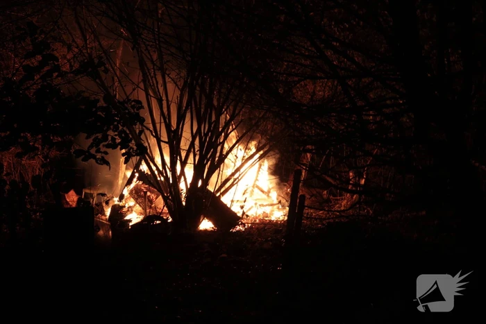 Brandend afval in weiland
