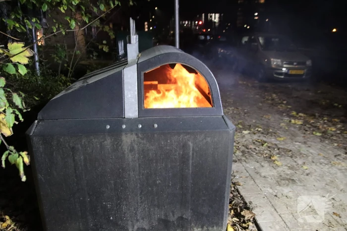Veel rook door brand in container